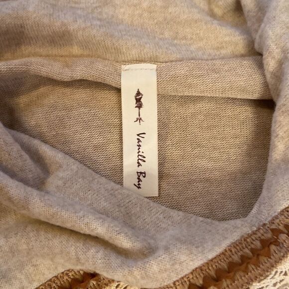 Vanilla Bay size small, very soft, long sweater, thin not heavy material - Picture 4 of 8